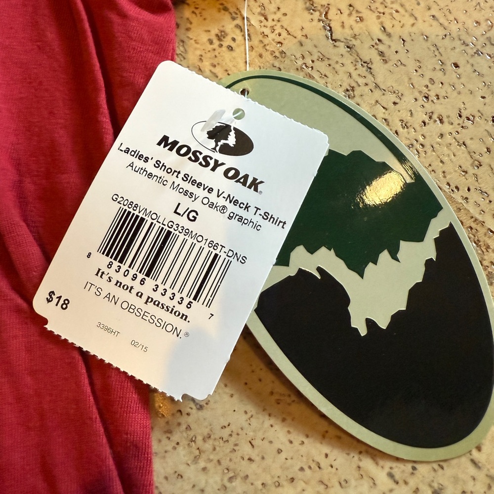 Mossy Oak Red/Burgundy Graphic V-Neck Tee, size L - Picture 5 of 5